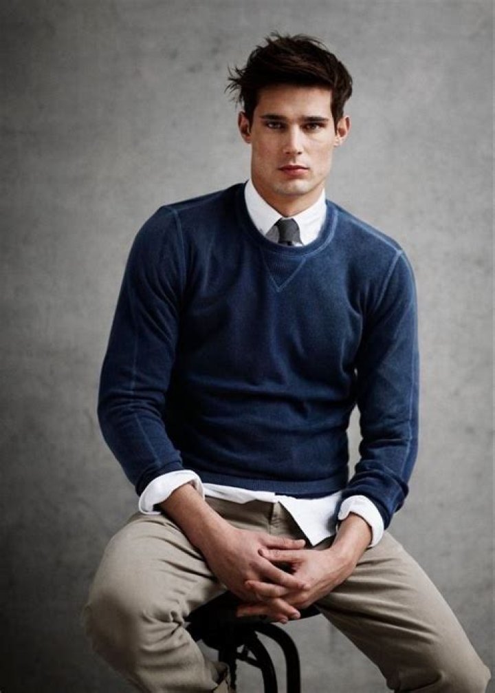 Can you wear a tie with a crew neck sweater?