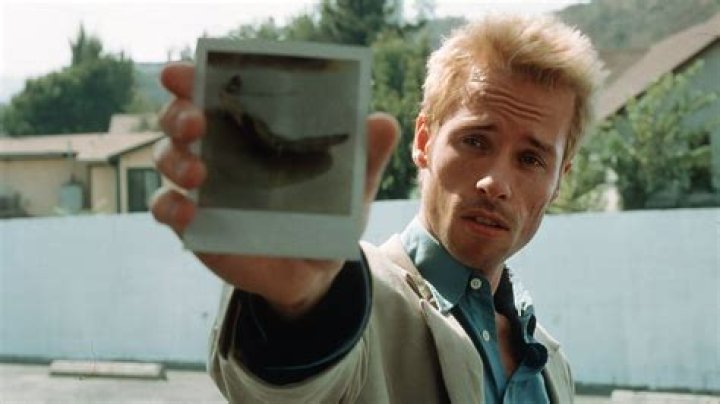 Did Guy Pearce kill his wife in Memento?