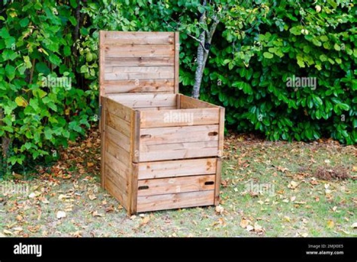 Do you need to line a wooden compost bin?