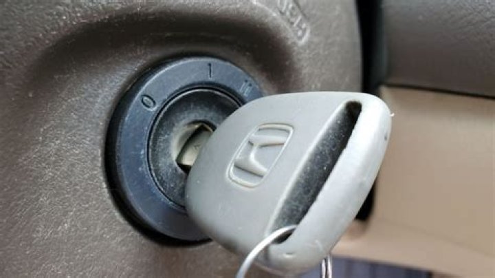 Does a 2007 Honda Accord have a transponder key?