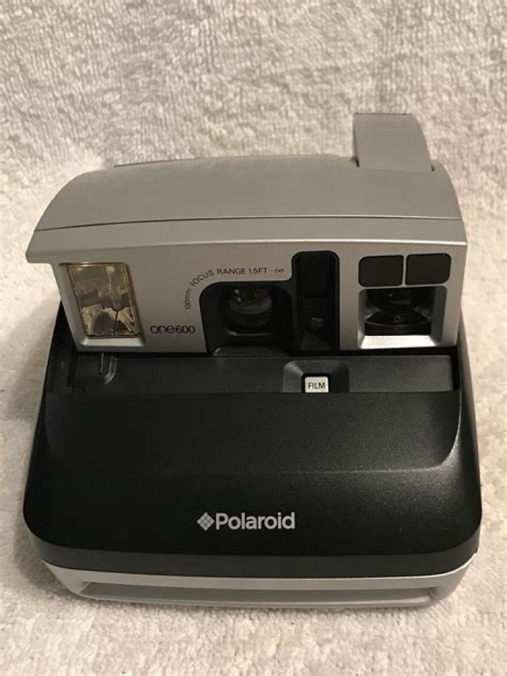 Does a Polaroid one600 need batteries?