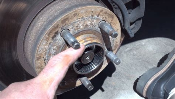 How do I know if my manual locking hubs are bad?