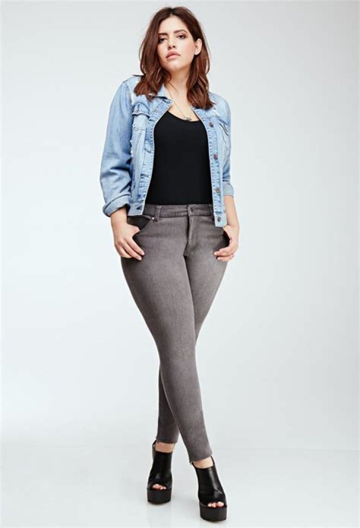 How do plus size women wear jeans?