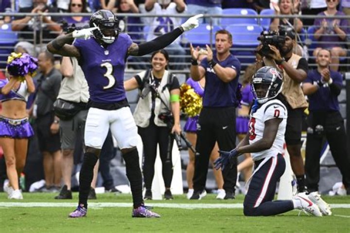How do you put players on the trade block in Madden?