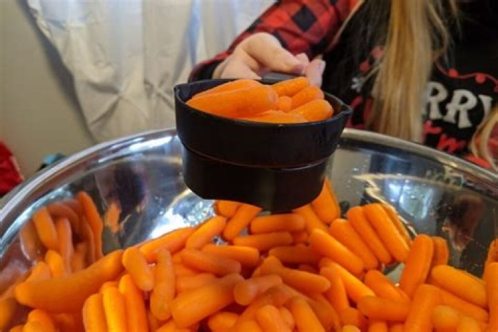 How much does 1 cup sliced carrots weigh?