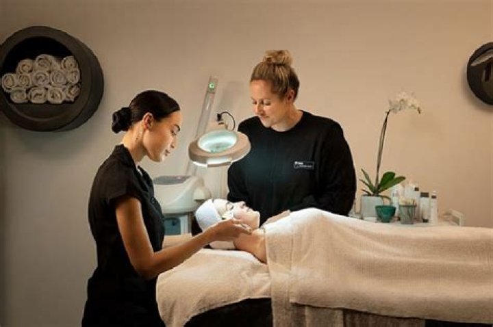 How much does a beauty therapist earn in South Africa?