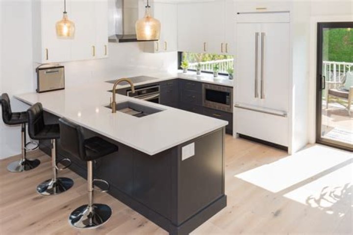 How wide should a peninsula in a kitchen be