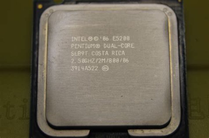 Is Pentium Dual Core E5200 64 bit?