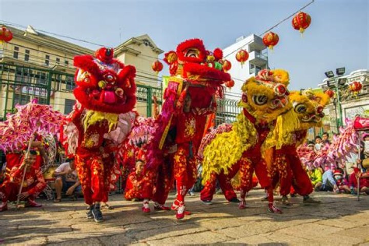 What are some Chinese customs and traditions?