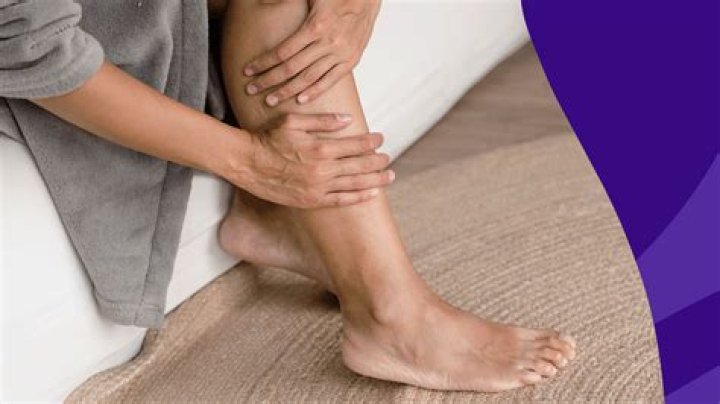 What causes swelling under knees?
