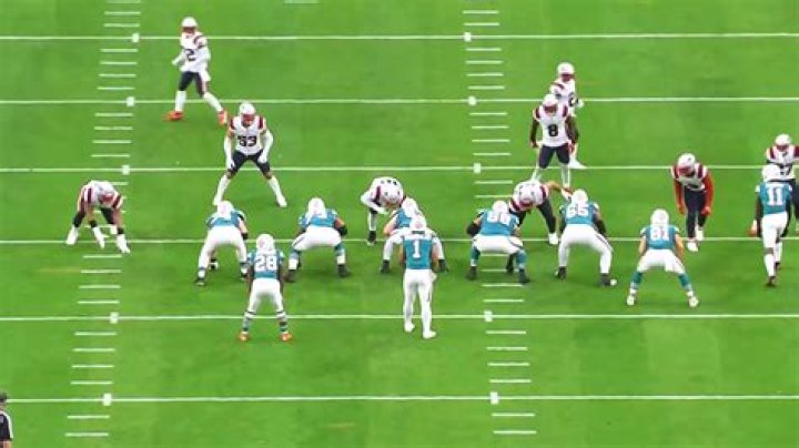 What is the job of the corner back?