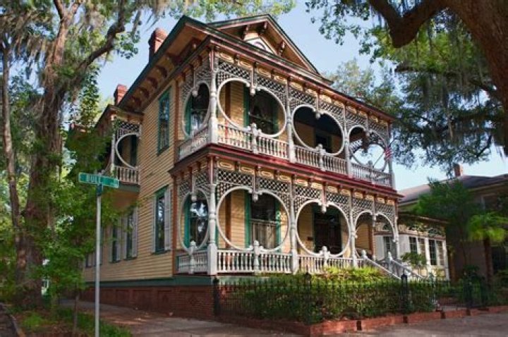 What is the oldest house in Savannah Georgia?