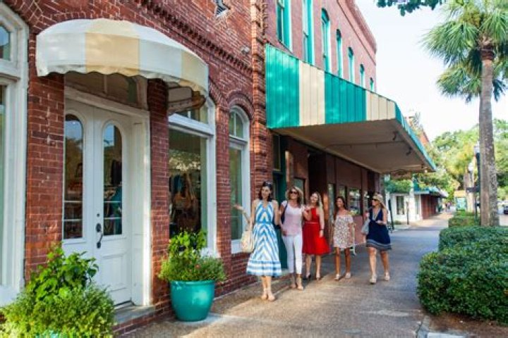 What is there to do in downtown Amelia Island?