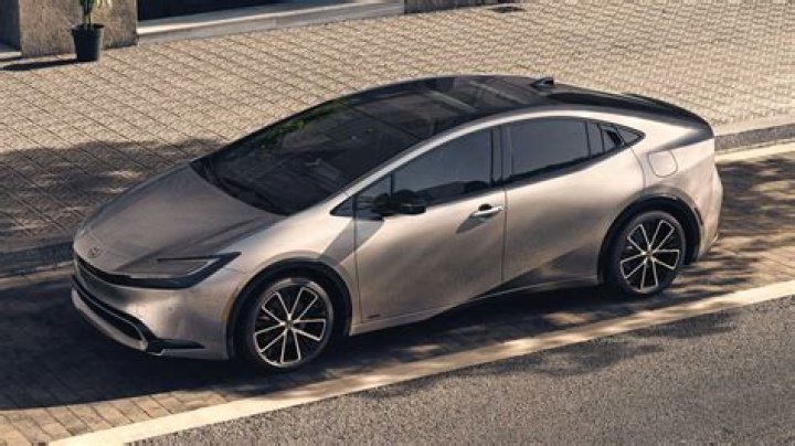What size rims are on a 2013 Prius?
