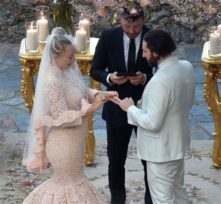 What story did SIA tell in her song Chandelier?