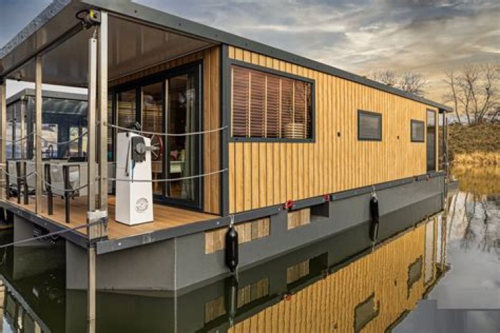 Which lake is famous for houseboat?
