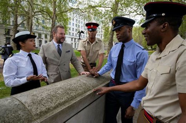 Who are civil servants Class 7?