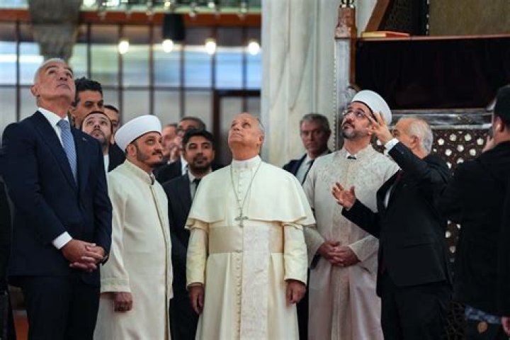 Who can pray in a mosque?
