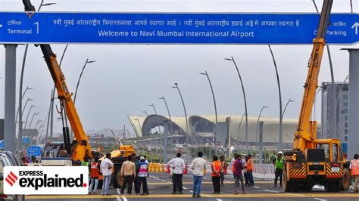 Who is building Navi Mumbai airport?