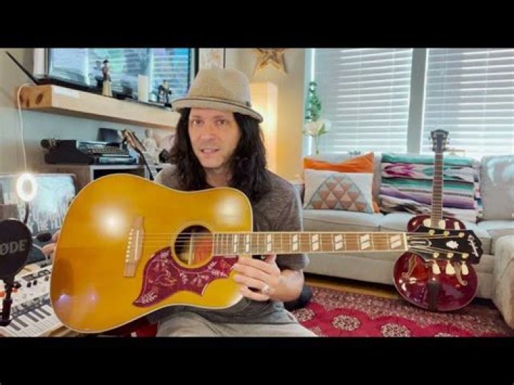 Who plays Epiphone Hummingbird?
