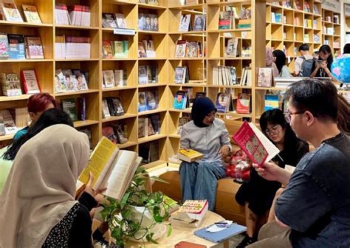 Why are bookstores closing?